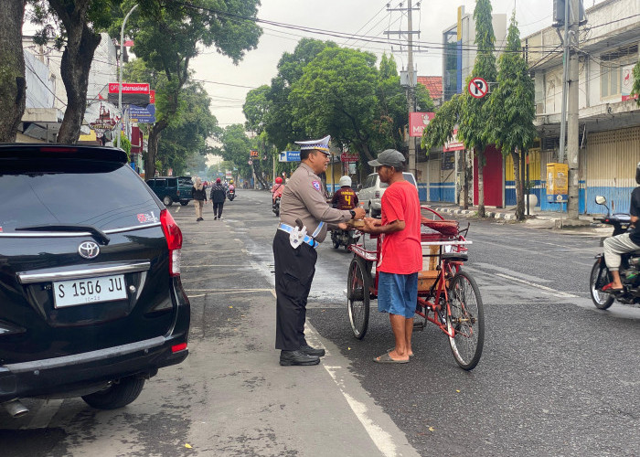 Jumat Berkah, Satlantas Polres Lumajang Bagikan Nasi Bungkus Gratis kepada Masyarakat