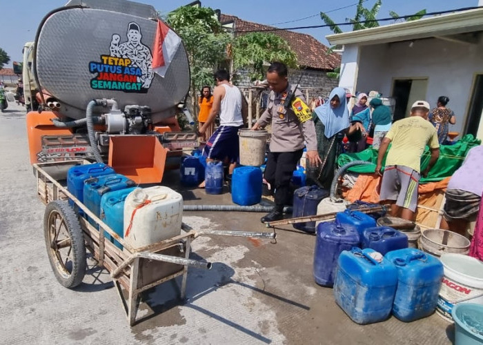 Krisis Air Bersih, Polsek Tikung Distribusikan Bantuan ke Warga Desa Soko