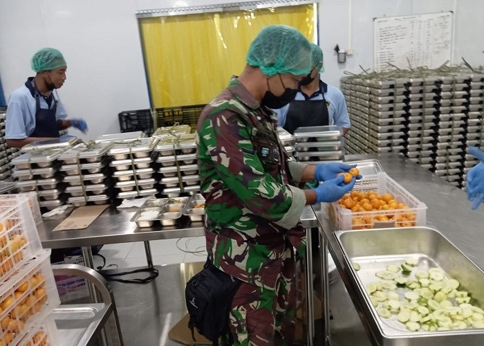 Pastikan MBG Aman Dikonsumsi, Babinsa Tukum Lumajang Ikut Memantau di  SPPG