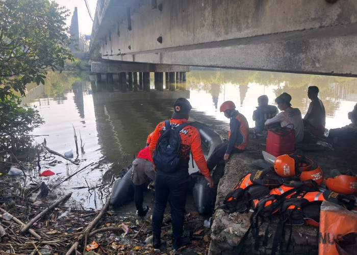 Mancing di Jembatan Perbatasan Gresik-Surabaya, Pemuda Benowo Hilang Usai Jatuh ke Kali Lamong