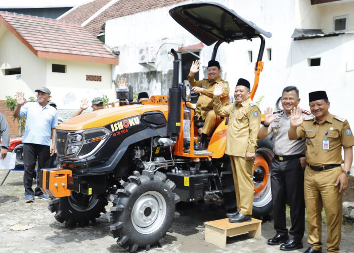 Bupati Warsubi Serahkan Bantuan Alsintan, Jombang Sebagai Lumbung Pangan Nasional