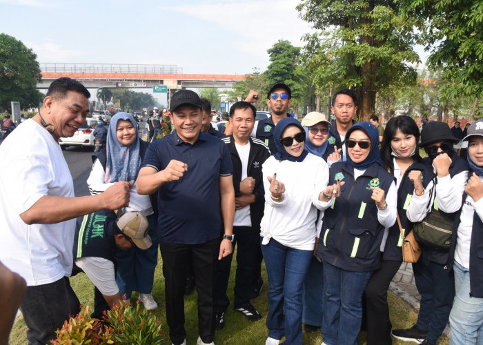 Bupati dan Wakil Bupati Sidoarjo Kompak Tanam Pohon di Taman Flyover Aloha