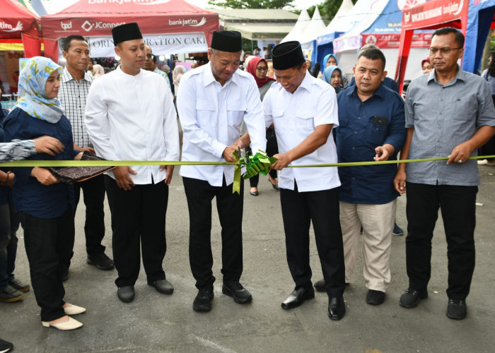 Bupati Tulungagung Bersama Wabup dan Sekda Resmikan Bazar Murah Ramadan 2025