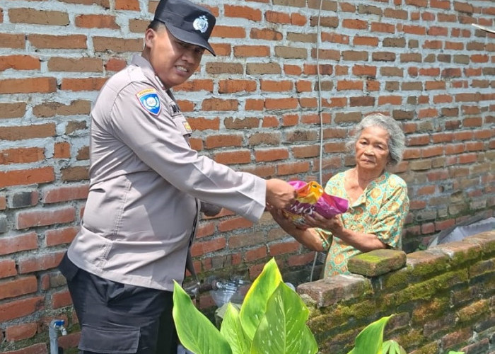 Ramadan Peduli, Anggota Polsek Wonoayu Beri Santunan Warga Kurang Mampu
