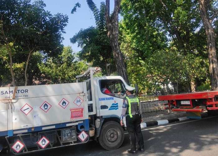 Satlantas Polres Gresik Tertibkan Truk Bertonase Besar  Melintas di Kawasan Kota