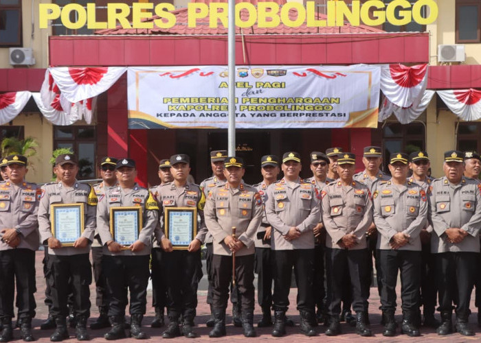 Tiga Bhabinkamtibmas Berprestasi Diberi Penghargaan Kapolres Probolinggo