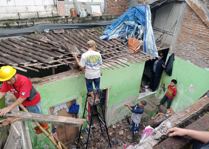 Atap Rumah Warga Mangliawan Ambruk karena Kayu Lapuk