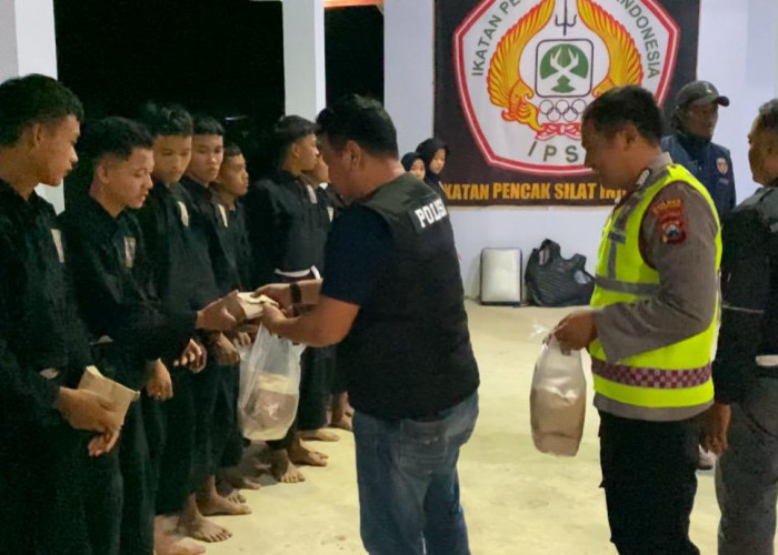 Polsek Temayang Sambang Pencak Silat dan Bagikan Nasi Bungkus