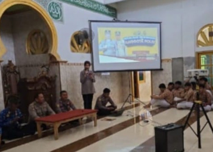 Panit Binmas Polsek Padangan Dampingi SDM Polres Bojonegoro Sosialisasi di SMAN 1