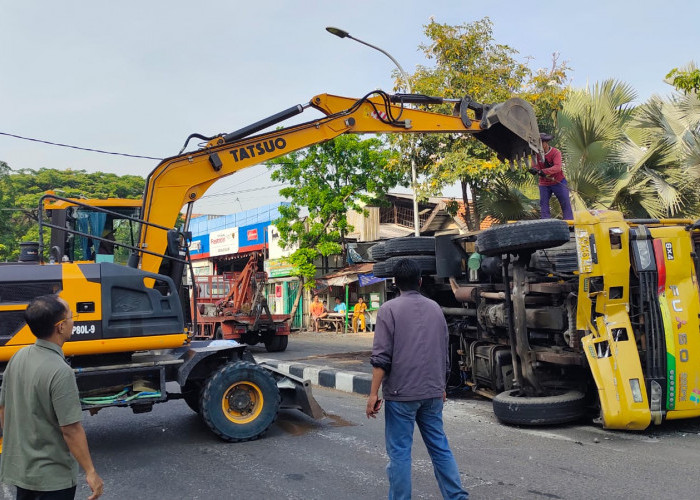 Dump Truk Muat Sirtu Tabrak Pembatas Jalan dan Tiang Rambu di Ngagel, Diduga Sopir Mengantuk