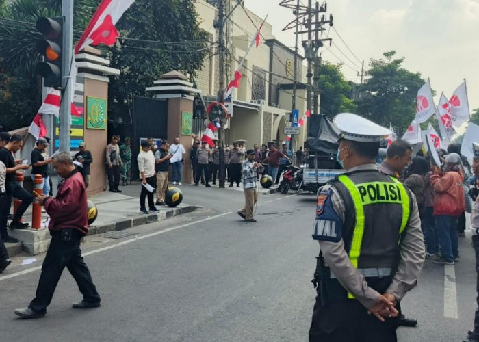 Polsek Gayungan Kawal Unjuk Rasa Komunitas Cinta Bangsa di Kejati Jatim 