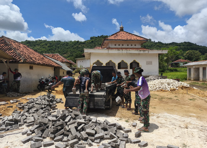 Semangat Ramadan, Satgas TMMD 127 Lanjutkan Pasang Paving