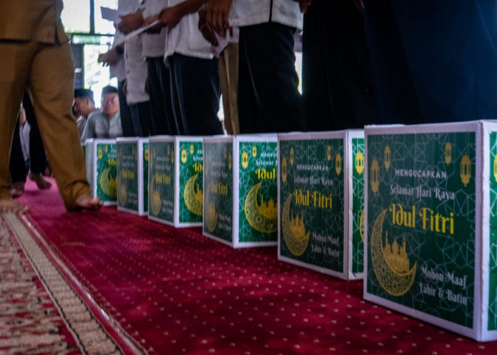 Beri Bingkisan Hari Raya untuk Petugas Kebersihan Sekolah, Bupati Gresik Ajak Guru Tanamkan Peduli Lingkungan
