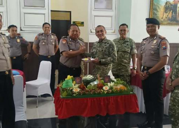 Sinergitas TNI-Polri, Polres Bangkalan Beri Kejutan Tumpeng ke Makodim 0829
