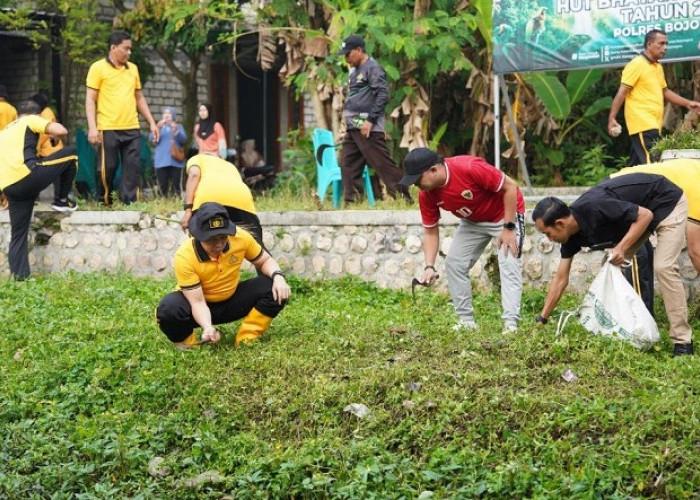 Polres Bojonegoro Bersih-bersih Sungai Sambut HUT Bhayangkara Ke-80