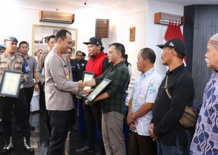 Bubarkan Balap Liar Sejumlah Warga Kota Malang Terima Penghargaan Kapolresta
