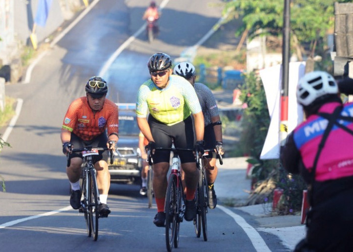 Kapolres Kediri Ikuti Tantangan Tanjakan Ikonik di Event Kediri Dholo KOM 2025