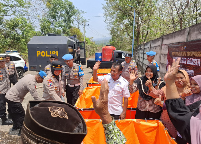 Polres Pasuruan Bantu Salurkan Air Bersih dan Sembako di Pasrepan