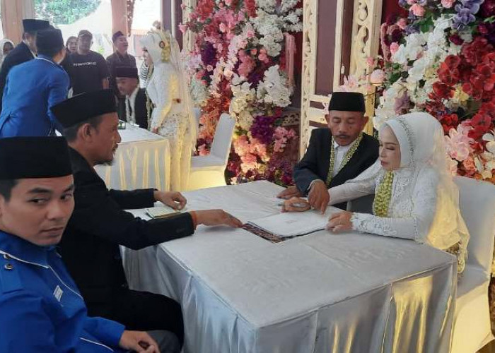 Puluhan Pasangan Nikah Massal Gratis Langsung Bulan Madu di Pantai Pasir Putih Situbondo