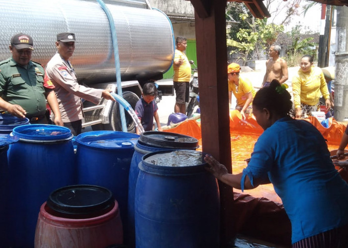 Tanggapi Keluhan Warga, Polsek dan Koramil Ngasem Beri Bantuan Air Bersih