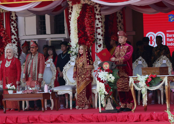 Kenakan Baju Adat Minang, Wali Kota Eri Tekankan Semangat Kebhinekaan di HUT Ke-80 RI