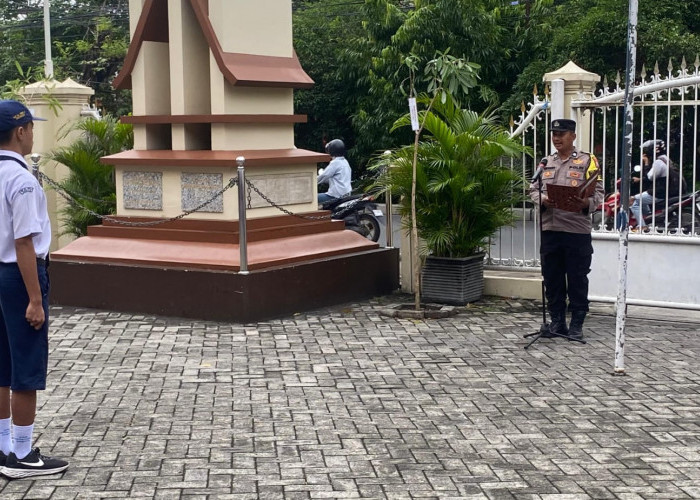 Bhabinkamtibmas Wiyung Masuk Sekolah, Ingatkan Siswa Rumah Adalah Tempat Aman