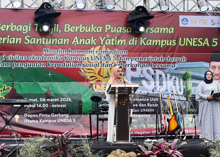 Bupati Nanik dan Unesa Kampus 5 Magetan Bagikan 5 Ribu Takjil kepada Warga Maospati