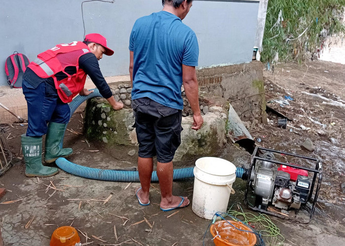 Semangat Hari Ibu, PMI Jember Fokus Normalisasi Air Bersih Bagi Warga Terdampak Banjir di Gladak Kembar