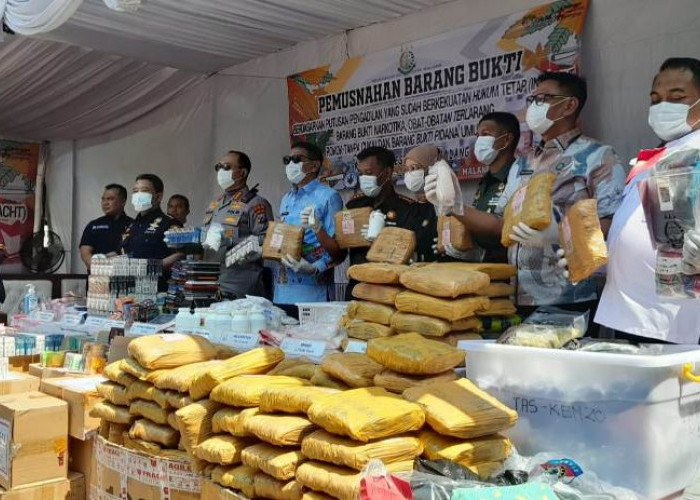 Kejari Kota Malang Musnahkan Senpi Hingga Uang Palsu