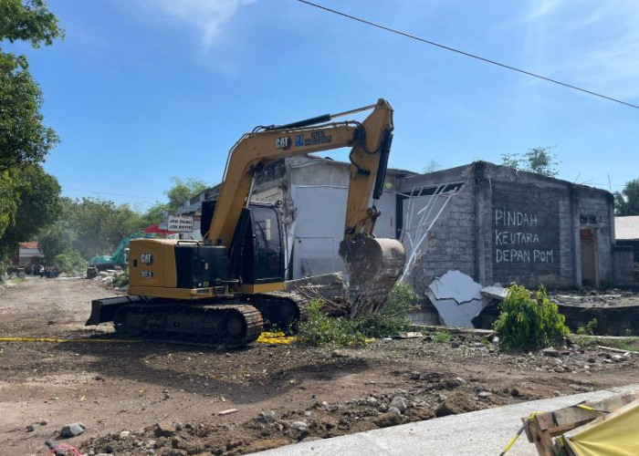 Belasan Bangli di Sempadan Sungai Sat Maospati Magetan Dirobohkan