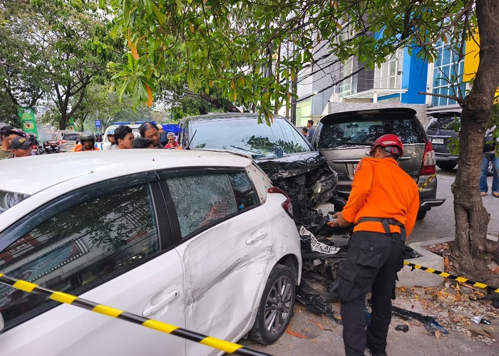 Polisi Amankan Pengemudi Alphard Penabrak 13 Kendaraan di Menur Pumpungan 