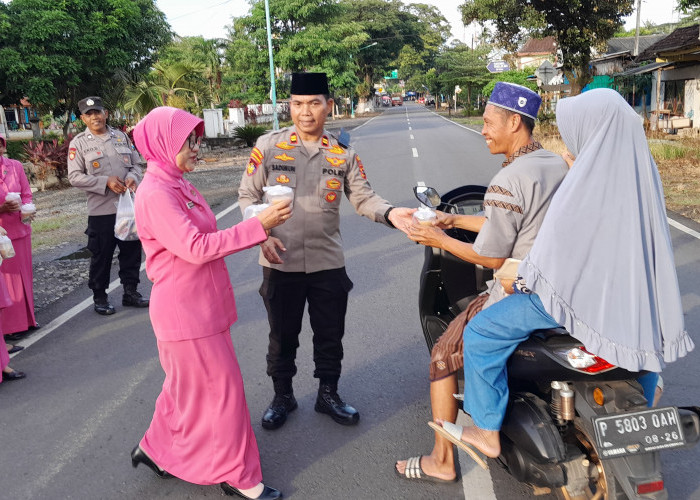 Polsek Tegaldlimo dan Bhayangkari Ranting  Bagikan Ratusan Takjil untuk Masyarakat