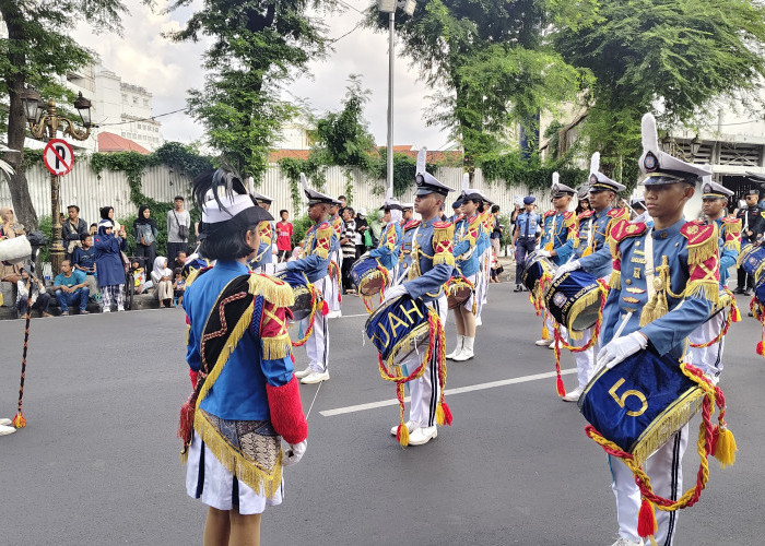 Tampilkan Tema Piala Dunia, Marching Band Genderang Bahari SMAHATMA dan SMPN 1 Kediri Gebrak Parade SFF 2026