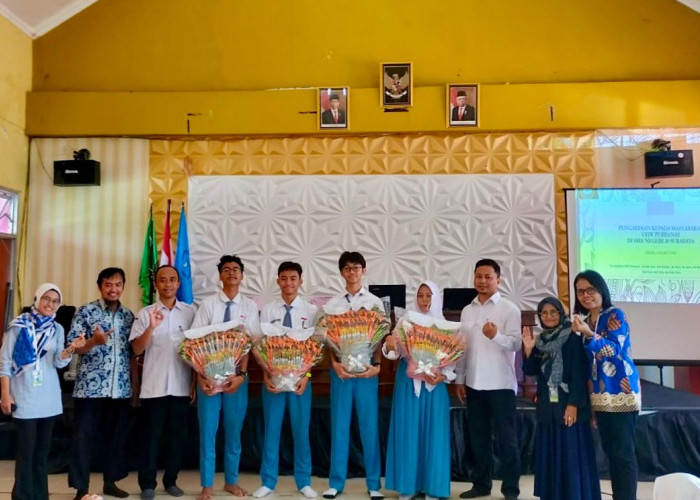 Dibekali Pelatihan dari Tim Abdimas FEB UHW Perbanas, Siswa SMAN 20 Surabaya Pameran Batik Ecoprint