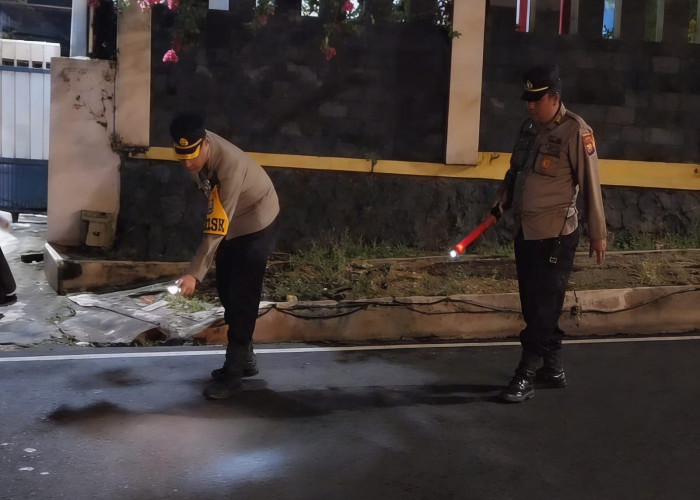 Redam Keresahan, Kapolsek Sumbersari Pimpin Penyisiran Ranjau Paku di Kawasan Semanggi Jember