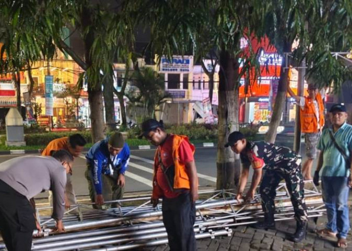 Polresta Malang Kota dan Pemkot Bongkar 14 Lapak Takjil di Trotoar Soehat