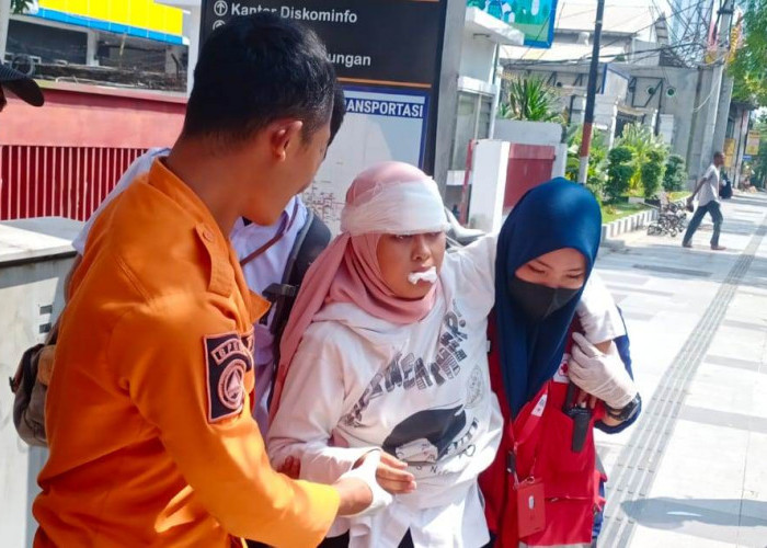 Roda Selip saat Lewati Penutup Gorong-gorong, Pemotor Tabrak Halte Bus