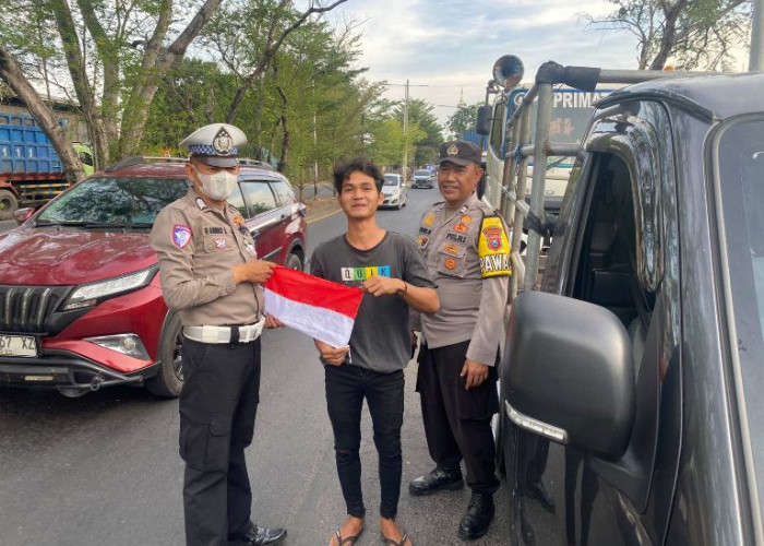 Polsek Sukomanunggal Bagikan Bendera Merah Putih dalam Rangka HUT Kemerdekaan RI