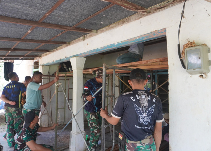 Senyum Bahagia Ibu Nima Warga Desa Mandala Rumahnya Direhab Satgas TMMD ke-127 Kodim 0827/Sumenep