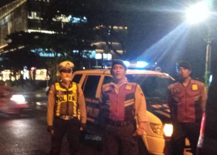 Polsek Lakarsantri Gelar Patroli Kota Presisi di Simpang 4 Made, Jaga Kondusifitas Wilayah