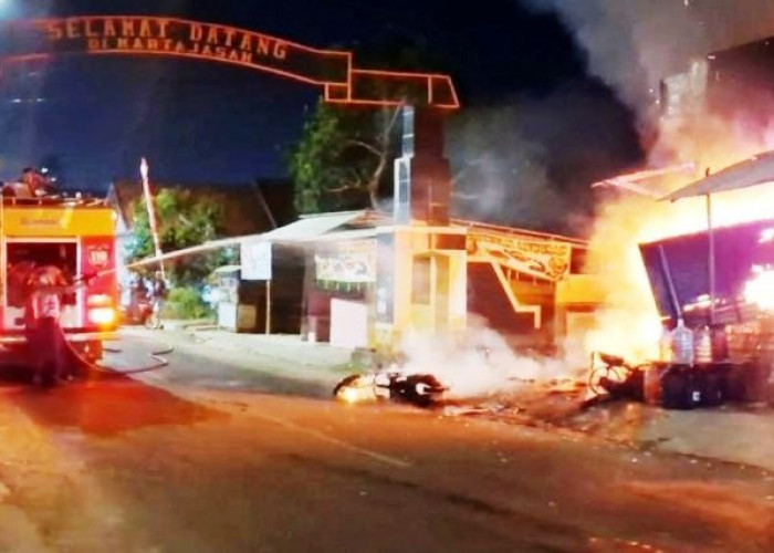 Toko Kelontong Nyambi BBM Eceran Ludes Dilalap Si Jago Merah