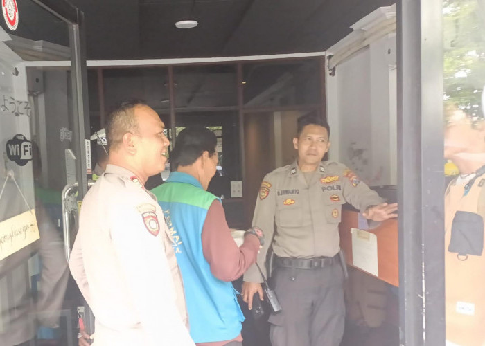 Respons Cepat Laporan 110, Polsek Bubutan Tertibkan Parkir Liar di Jalan Semarang