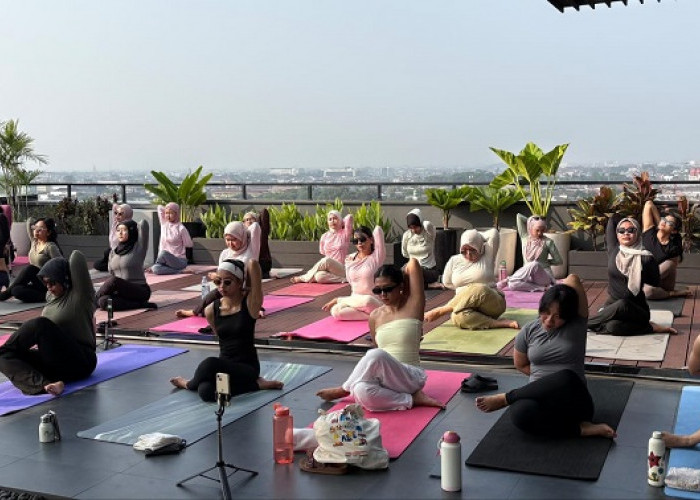 Aston Gejayan Yogyakarta Gelar Morning Yoga Rise in Harmony di The Roof