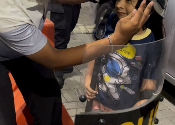 Samapta Polres Gresik Sahabat Anak, Wujudkan Nazar Bocah 6 Tahun dengan Cara Humanis