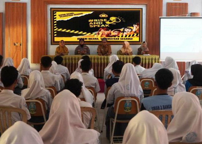 Sambangi SMAN 3, Kasat Binmas Polres Bangkalan Sosialisasi UU Perlindungan Anak dan Perempuan