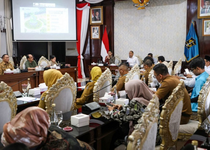 Wali Kota Eri Cahyadi Paparkan Strategi Pengentasan Kemiskinan Terintegrasi Surabaya di Hadapan Tim Bappenas