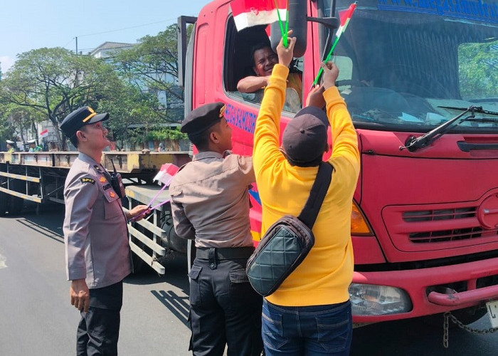 Polres Pelabuhan Tanjung Perak Surabaya Bagikan Bendera Merah Putih Sambut HUT Ke-81 RI