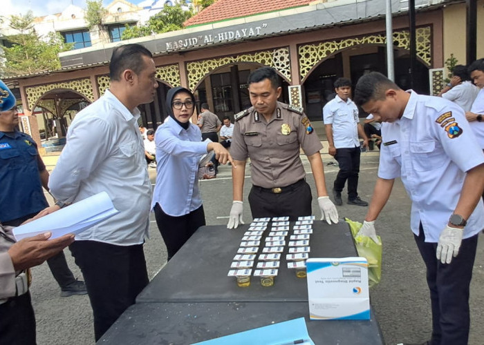 50 Personel Satresnarkoba Polres Pelabuhan Tanjung Perak Jalani Tes Urine Dadakan