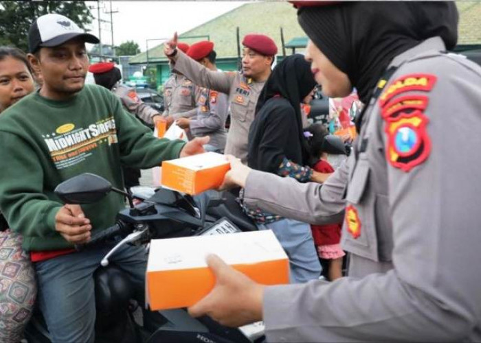Anggota Gabungan Ditreskrimum Polda Jatim Bagikan Ratusan Takjil 