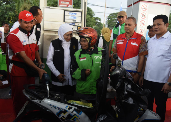 Bagikan Pertamax Gratis dan Tinjau Pasar Murah di Sidoarjo, Gubernur: Stok BBM dan Elpiji di Jawa Timur Aman